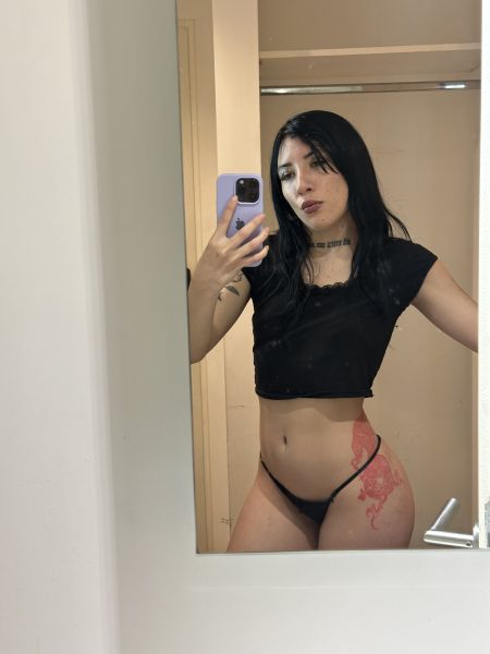 Hola soy Lara creadora de contenido Para adultos, estoy adentrándome en el mundo de los encuentros,  asi que voy a estar activa para citas convencionales . De momento me manejo en hotel o telo no cuento con lugar 