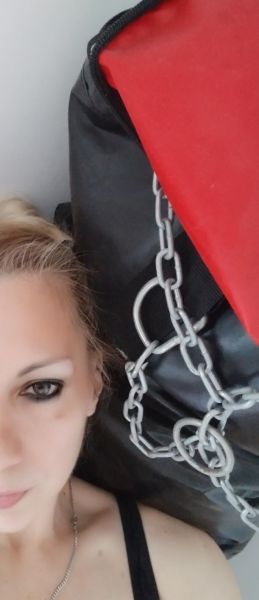 Soy rubia de tez blanca, ojos claros, mis medidas son 95 76 98. Mido 1 metro 52 cm y 45 años.
Solo atiendo señores maduros, (sin excepción) 50 años en adelante.
No soy trans, soy mujer.

