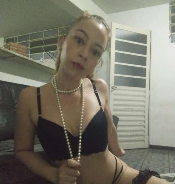 Olá, sou uma mulher carinhosa, gosto dos corpos se esquentando, da vontade chegando e depois saciar deliciosamente com muito tesão.Cachês: R$ 150,00 – hora no meu local. R$ 200,00 – hora no seu local + deslocamento.