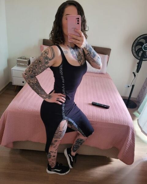 Atendimento de segunda a Domingo Das 11:30 às 21:00 horasCachês a combinarOlá amores, sou uma acompanhante branquinha toda tatuada, tenho 39 anos, super carinhosa e educada. Adoro beijinhos e preliminares, meu oral é babadinho. Meu atendimento não é mecânico, sou sem frescura, sem pressa e bem liberal. Venha desfrutar de um atendimento diferenciado, atendo no meu local, um sobrado super discreto, limpo e higienizado. Aguardo ansiosa por você.