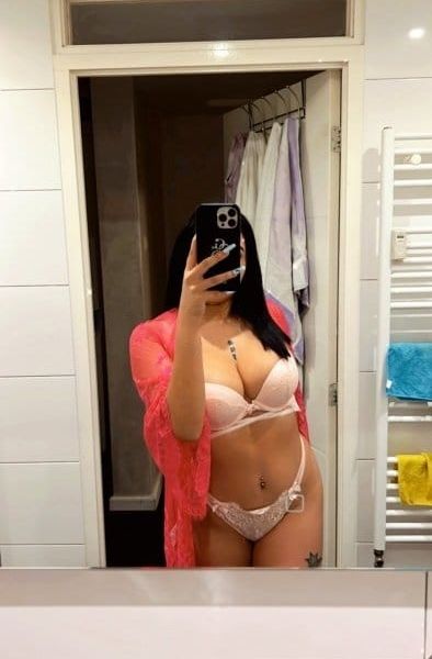 I am new in the city, a nice, sensual and hot 19-year-old girl, I want you to know all my charms and enjoy every moment you spend with me. Soy nueva en la ciudad, una chica de 19 años simpática,sensual y ardiente, quiero que conozcas todos mis encantos y los disfrutes cada momento que pases conmigo.