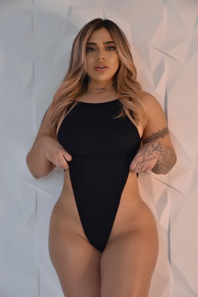 Hola mi nombre es Carolina 
Tengo 24 años 
Soy colombiana recién llegada 
Soy una chica de estatura baja 1.52
Piel blanca 
Ojos claros
Cuerpo natural .
Llegue aquí para complacerte 
Escríbeme estaré disponible para ti  