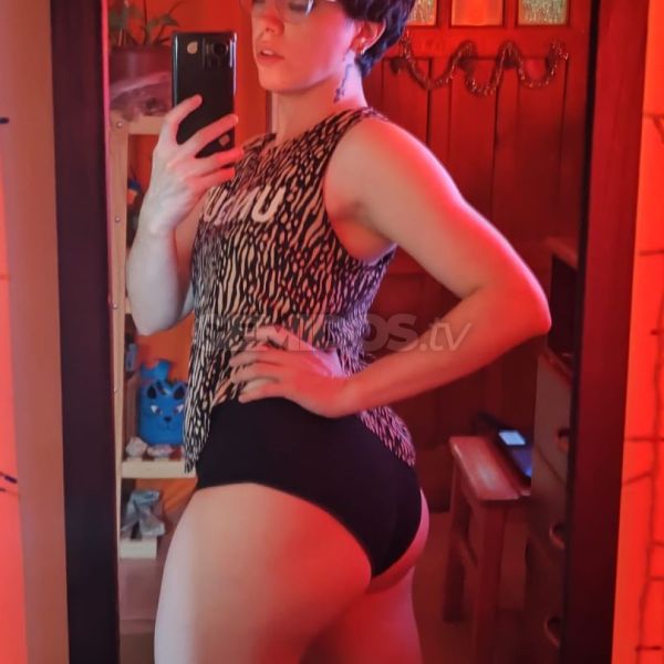 🌹Una experiencia real, sin prejuicios para vos o tu pareja 🌹

Soy una mujer carismática, apasionada y desinhibida, con mucha iniciativa, buen trato, humor y escucha.

Si sos tímido o te cuesta soltarte, no te preocupes: tengo el carácter y la sensibilidad para tomar las riendas y ayudarte a disfrutar, con confianza y sin presiones.

Recibo a hombres, mujeres y parejas, con total respeto, discreción y profesionalismo.

✨ ¿Qué ofrezco?

Un espacio íntimo, seguro y libre de juicios, donde puedas explorar fantasías, deseos o juegos que no te animás a compartir con cualquiera.

Trato cálido, afectuoso y relajado.

Servicio convencional, con todos los cuidados.

Acompañamiento a eventos, cenas o salidas, si buscás alguien con presencia, buena conversación y discreción.

Apertura a distintos gustos, siempre con respeto y complicidad.

💬 Podés hablarme por WhatsApp para conocernos, compartir fotos y organizar la cita ideal para vos.

👉 Si buscás algo más que un encuentro físico, si querés sentirte libre, deseado y cuidado, escribime.

Disfrutar también es una forma de sanar. 💕