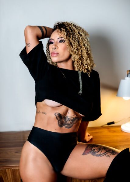 Você chegou ao seu destino! Prazer, eu sou um patrimônio nacional, diferente de tudo que você já experimentou! Mulher negra, cacheada, inteligente, safada, tatuada, cheirosa e com um corpo digno de uma passista de escola de samba para tirar nota 10 em todos os quesitos! Carinhosa, atenciosa, sensual e gentil, adoro deixar o ambiente descontraído para te proporcionar as melhores horas da sua vida! Conversas leves, regadas a muito toque e carisma para te fazer esquecer a vida lá fora. Naturalmente dominadora, trago no currículo práticas BDSM como: bondage, facefuck, breathplay, waxplay, golden shower, forced bi, forced fem, face-sitting, humilhação, cum control, tease and denial, cbt, subjugação, privação de sentidos e o meu queridinho: inversão! Aqui, você pode ser quem você quiser! Sem frescurinhas! Meu convite está feito, está esperando o que para passar um tempo comigo? Estou ansiosa para ser sua namoradinha! Tenho 1.60m de altura e 60kg. Sexo anal tem cachê extra.Cachê: R$ 300,00 – 1 hora.