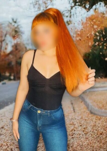 Sou ruiva, tenho 23 anos e sou estudante de medicina veterinária. Tenho pele branquinha e olhos verdes. Pareço uma boneca, sou magra com curvas e um bumbum redondinho que adora umas palmadinhas. Sou uma ruiva que vai te levar à loucura com meu jeito meigo e, ao mesmo tempo, muito safadinho. Tenho local próprio e mal posso esperar para te encontrar e realizar seus maiores desejos.Horário de atendimento: 24 horasCachê: R$ 200,00 – 1 hora.