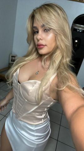 Young Latina blondie fit