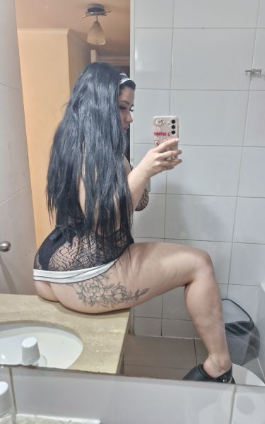 Hola amor soy Honey, una joven, dulce y caliente escort que cumplirá cada una de tus fantasías 🥵
Mi servicio es totalmente complaciente y con trato de polola caliente, oral profundo y bien goloso, según tu higene, besos, y todo es sin apuros.
¿Que esperas amor? 
Para venta de contenido escríbeme y te paso mi pág 🩵