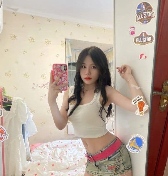 I'm a young and beautiful Asian schoolgirl. I am waiting for a gentleman in Paris. I only stay in Paris.I live in a clean apartment in a wealthy area. I accept that the origin is white European and male Asian. No bad surprises please don't hesitate to book my services. I am sexy and humorous