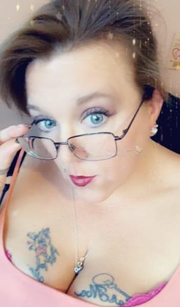 46 year old BBW, fun loving bubbly personality enjoys a man with a good bit of banter (quite a turn on) with a party trick and man can thoroughly enjoy. Cuddly enjoys the gfe experience high sex drive