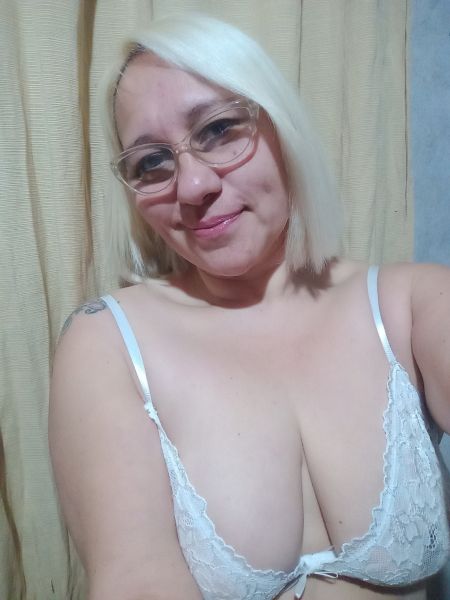 Hola soy nuevita de 43 años con ganas de pasarla rico . Solo chat y videollamadas 