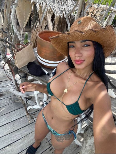 Hola soy Dani una hermosa morena latina muy caliente y divertida que cumplirá todos tus deseos y fantasías, tengo muchas ganas de conocerte y llenarte de mucho placer, soy una chica amable, respetuosa y divertida, conmigo lo tendrás todo.