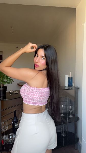 Hola soy Bea una joven colombiana con cuerpo muy bonito y  con muchas curvas..
Me caracterizo por ser alegre, implicada y extrovertida .Me gusta pasarlo bien y sacar lo mejor de mi para que quien este mi lado pase momentos inolvidables! Soy una chica muy extrovertida y amante a explorar lo desconocido, vivir nuevas experiencias y disfrutar al máximo cada momento.
