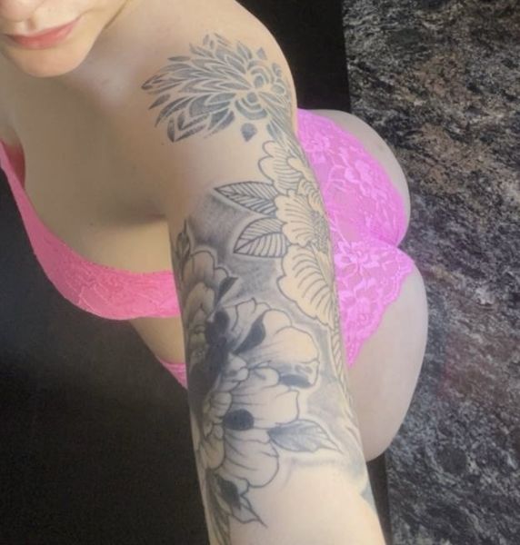 Hola amor trabajo con muy pocos clientes ya que soy muy exclusiva bebé, me encanta complacer a la persona con la que esté,soy muy juguetona ya que tengo tan solo 21 añitos🔥💣🔥🥵❤️✨