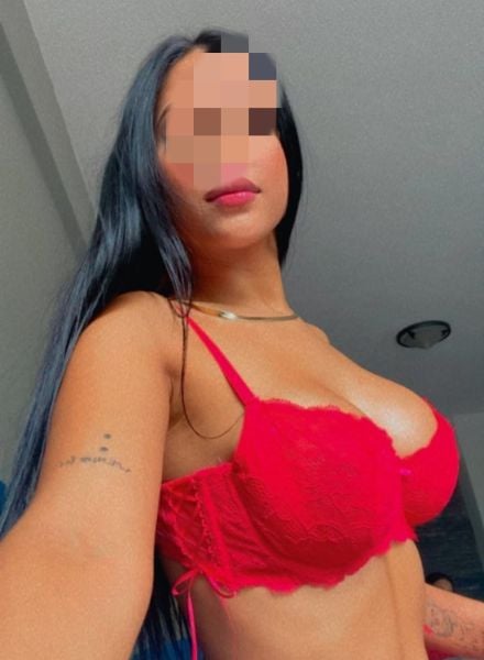 Hola amores soy viviana. Una rica trigueña. Me encanta dar un buen servicio. Un buen sexo. Soy muy cariñosa, caliente. Adicta al sexo