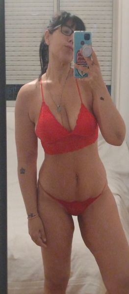 Soy una Milf de 39 años , Curvy con ganas de pasarla bien.
Me encanta el sexting y me divierte mucho el dickrate...
Te prometo sacarte toda la lechita y hacerte sentir sensaciones que no sabías que existían.