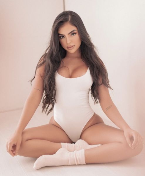 Hola amores soy una chica bonita y amable llegada hace poco a madrid con ganas de compartir un buen rato
