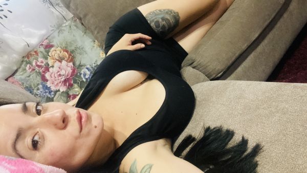 Tengo 30 años… 
Soy tés, blanca.. mido 1,60 tengo cabello oscuro largo tatuajes en mi cuerpo algunos… soy simpática…
