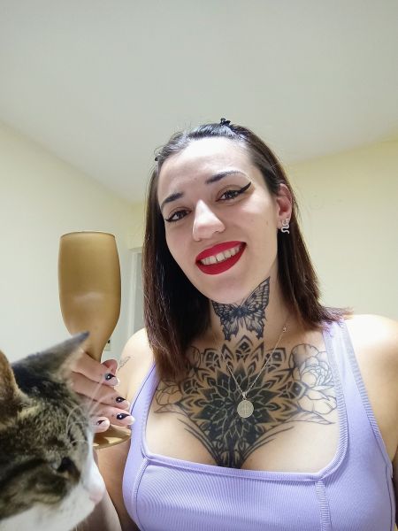 Hola soy Emilia ❤️ Solo doy cuatro turnos, por día .. Estoy ubicada en Neuquén zona centro, departamento amplio y super discreto ✨ veni y conoceme .. no te quedes con las ganas! 😘