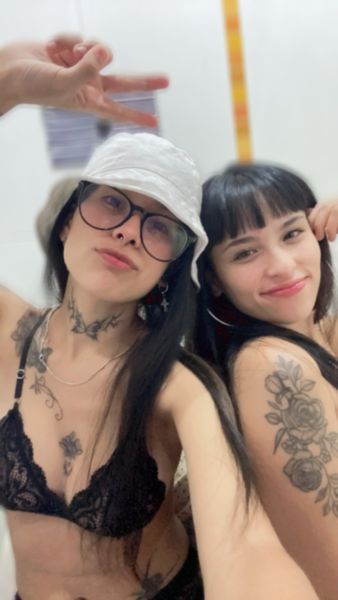 Somos dos chicas muy calientes con ganas de jugar y satisfacerte, escribimos para jugar un rato y divertirnos 🔥