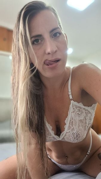 Hola Soy Ana nueva pero con mucha experiencia con ganas de cumplir tus fantasías y la mias porque no? Masajes relajantes y muy estimulantes si te animas a probar la experiencia prometo no defraudarte muy divertida me encanta hablar y se escuchar 