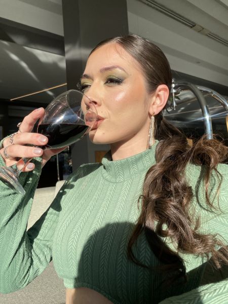 Soy esa mujer que te saca de la rutina con solo mirarte. Me encanta el sexo, el control y hacerte perder la cabeza. Si estás harto del trabajo, del estrés o de la monotonía... vení conmigo y aprendé lo que es obedecer a una mujer de verdad. No prometo ternura, prometo placer sin límites. ¿Te animás a jugar con fuego? 🔥💋