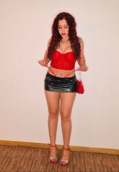 Hola soy Aixa Fox...
Te invito a que vengas a deleitarte con ésta bella india guaraní, dispuesta a complacerte en todo aquello que tus pensamientos te piden, mi piel suave y mis labios rojos te exitarán tanto qué te llevarán al extasis del placer,. al privado te puedo contar muchas cosas más de mi 🔥 
