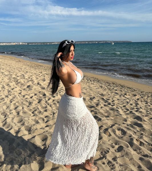 NOVEDAD!! ,UNA CHICA CON MUCHO POTENCIAL

¡Saludos!

Soy Estefania ,una belleza Colombiana con cabello castaño que busca la diversión en cada momento.

Mi personalidad carismática me hace el centro de atención en cualquier lugar.
Ven y conoceme