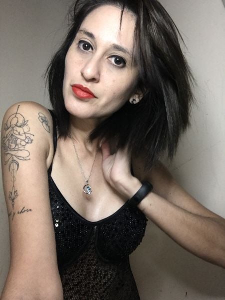 Soy tu secreto favorito: dulce como miel, traviesa como tus fantasías más escondidas. Me encanta jugar con las palabras y hacer que sientas cosquillas hasta en el alma... o más abajo. Conmigo no hay juicios, solo deseo, complicidad y mensajes que te harán sonreír... o morderte el labio. ¿Te animas a descubrir lo bien que se siente hablar conmigo?