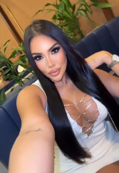 Soy Valentina, tu nueva obsesión en Barcelona 💋. Morena, elegante y muy ardiente… me encanta el juego sin prisa, el contacto piel a piel y los momentos llenos de placer 🔥. Si buscas dulzura por fuera y fuego por dentro, conmigo lo vas a encontrar 💦😈