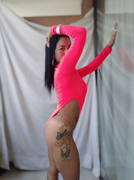 Hola
 soy soffia una chica muy sensual y fitness
soy seductora y me encanta hablarte y moverme como tu quieras a traves de mi cam.
Te aseguro una experiencia unica y real.