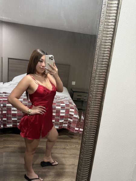 Soy una chica muy bella y carismática, ansiosa de estar contigo 