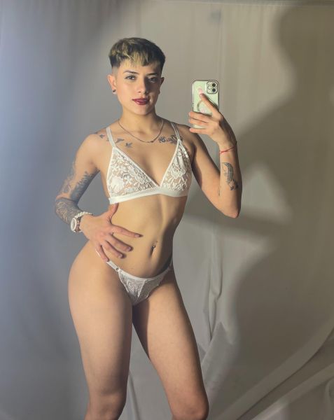 Soy una mujer intensa, de esas que no se olvidan fácil. Fuego y ternura conviven en mí. Me encanta cuidar, mimar, estar atenta a cada detalle… pero también me gusta encender, provocar y hacer que el momento se vuelva inolvidable.

Soy sutil, me gusta