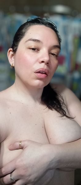 ✨ Soy Moli, tu novia virtual ideal: elegante, intensa y con una lengua afilada cuando hace falta 💋
Combino sensualidad, inteligencia y actitud dominante para brindarte una experiencia distinta y totalmente personalizada.

🔥 Me especializo en:
💞 Rol de novia virtual: dulce, celosa, posesiva o mimosa… vos elegís.
📏 Evaluación y humillación de 🍆🥜 (size rating + verbal humiliation).
🖤 Juegos de poder, control y sumisión
💦 Sexting explícito, audios y videollamadas subidas de tono.
🍑 Fotos y videos sin censura, con toque íntimo y provocador.

Todo con el equilibrio justo entre morbo, conexión real y discreción total.

🚫 Sin contenido porno explícito ni encuentros en persona🚫

¿Estás listo para perder la cabeza conmigo?

Te espero, sumiso o romántico… como más te guste 😈🌹