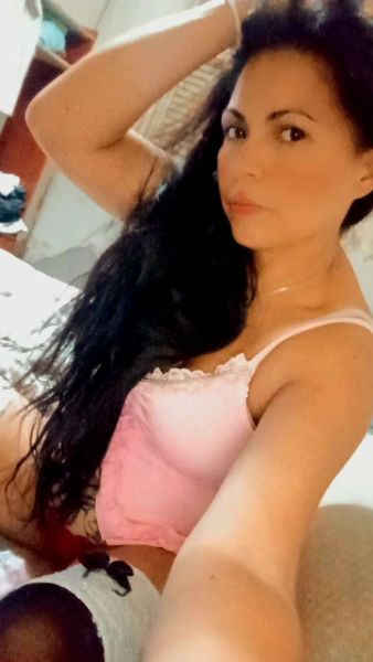 Hola soy Alejandra, tu madurita sabrosa y muy mimosa, amo complacerte en tus mas internas fantasías... No te vas a arrepentir de conocerme, ya que voy a ser tu mejor diablita sin que te olvides de pasar por el paraíso.