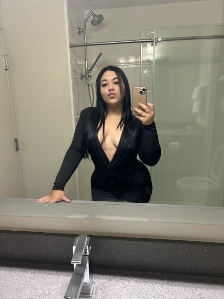 Hola soy una linda curvy latina de 1.60 cabello negro universitaria  mi trato es de novios, soy una chica limpia complaciente