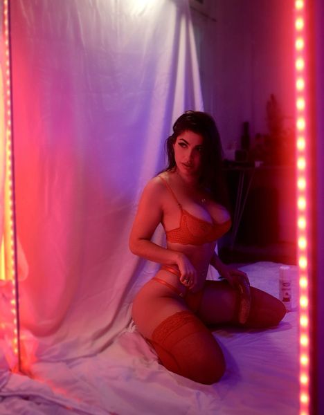 Hola amor… 💋
¿Buscás a alguien que te caliente solo con la voz y te haga acabar sin tocarte? 😈
No hago encuentros reales, pero mi juego virtual te va a volver adicto 🔥
Hago videollamadas hot donde me toco, gimo y te miro mientras vos también te perdés conmigo 💦
Te mando fotos, videos explícitos y contenido personalizado solo para vos 😏
Si te animás, te muestro lo rica que soy… y cómo podés volverte loco conmigo sin moverte de tu cama 😉