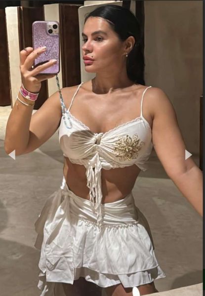 Hi, I'm a Latina. I give erotic massages. I'm very good at it since I took classes and work part-time at a spa. I'm also a dancer, so I have a spectacular body!
I speak Spanish, fluent English and I am learning French.
I love spending quality time with special people. Try my company.
Write me for more information!