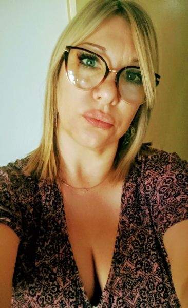 Bienvenido amor♥. Me llamo Angie y tengo 54 años. Soy administrativa en una empresa y acompañante terapéutica, pero en secreto y en mi tiempo libre soy creadora de contenido. Estoy ansiosa por experimentar, listo para conocerme?