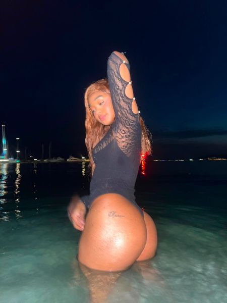 Soy CANDELA, una bella chica Colombiana muy simpática, glamurosa, amable, tierna y cariñosa. Mi encanto y personalidad te envolverán en una experiencia única. Disfruto sintiéndome femenina y arreglandome con estilo, siempre manteniendo la como un valor importante en mi vida. Soy una compañera encantadora y auténtica, siempre dispuesta a brindar afecto y atención a quienes me rodean. Si buscas una buena compañía y vivir momentos especiales, no dudes en llamarme. Estoy deseando conocerte.
