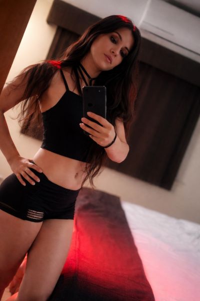 Bienvenido! 😘

꧁༺ Mi estilo es manejarme y expresarme de la misma forma como si lo hicieras con alguien conocido y de buena química, nuestro encuentro será íntimamente inmersivo.... ༻꧂ 
Soy muy caliente ♨️ 


 📍 Modalidad: Hoteles y Domicilio

⏰ Horario:
Lunes a viernes hasta las 18:00

• SÁBADO : "Full time" 😉


