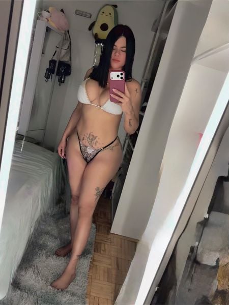 “Dulce, elegante y peligrosamente tentadora. Venezolana de 26 años, morena y muy femenina, con una personalidad cálida y una sensualidad que se siente desde el primer instante.”