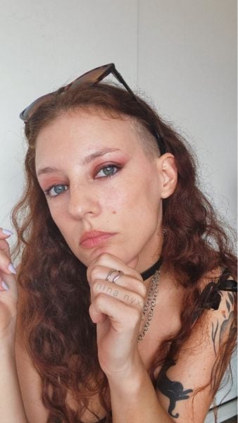 FemDom ♥ Pelirroja morbosa de belleza natural, misándrica & bisexual 
♥ Cálida y maldita en partes iguales, disfruto intercalando tortura y placer hasta hacerte rogar. la cara será de ángel pero el corazón bien sádico. 
♥ Me gusta explorar fantasías y fetiches con sumisos que saben lo que quieren tanto como valorar la atención de su Ama. Respondo proporcionalmente a tributos generosos, y si me haces perder el tiempo el karma es instantáneo. 
♥ Es altamente probable que mi clítoris sea más grande que tu desesperación ;)
♥ Enfermera real, podemos llegar a límites extremos y no voy a dejar de cuidarte. Manejo un ejercicio profesional y ético de la dominación. Todo es posible con acuerdos claros y cuidados. 

🎀 Mis favoritos: Pegging, ballbusting, spanking, cachetadas. Cornudos. Castidad. Facesitting, lluvia dorada. Humillación. Adoración. Feminización. Feet o smoke fetish. Entreno sumisos en el arte de dar un buen oral. NO hago encuentro convencional. ⁠ ⁠ ‌‍⁠ ‌‍
→ Presencial: Te presentás y comunicás qué buscas en una sesión, no voy a responder si no podes seguir estas simples primeras instrucciones.⁠ Escribí por wsap o telegram @missninanyx
→ Virtual: sexting con audio/video, dick rate, JOI, GFE ⁠🔐