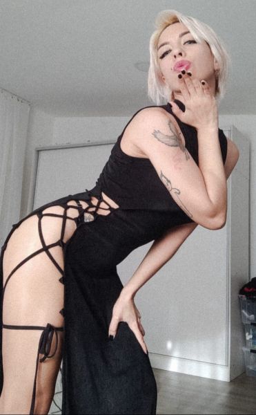 Soy Betsy, tu ama y Diosa. 
🚨No hago sexo convencional 🚨
Servicios de dominación BDSM, presenciales y virtuales. 
Soy muy multifacética, puedo ser cruel, fría e inalcanzable o insultarte toda la sesión, llenarte la cabeza y humillarte.
Puedo jugar distintos roles:
Mamá, enfermera, súcubo, novia buena o toxica. 
También soy findom y me encanta que me hagan regalos. 
Doy servicios de acompañamiento o citas. 

Soy cosplayer, experta en transformaciones, propias o tuyas, así que puedo ayudarte en tu sissificación. 
Soy activa, hago pegging con mi cinturonga o fisting con mis manos y pies, proba mis masajes prostáticos. 
Alternativa y punk, culta e inteligente. Puedo charlar de casi cualquier tema y entretenerte con mi encanto. 
Hago contenido y tengo una biblioteca extensa de videos, tambien hago sexting, dickrates y doy tareas personalizadas. Hago videos y fotos a pedido. 
Soy de zona norte, pero trabajo en distintas zonas de CABA voy a hoteles o domicilios.
Si aún estas con dudas y no tenes experiencia, podemos tener sesiones de exploración o terapéuticas con enfoque en lo que estás buscando sanar, canalizar o descubrir. 
Tengo pies hermosamente cuidados, con los que se pajear muy bien y amo que los adoren y chupen.

Otros talentos: 
🔸 Trampling (especialmente terapéutico) 
🔸 humillación, SPH, JOI Y CEI. 
🔸 Cuckolding 
🔸 Fantasias tabú, bizarras o raras.
🔸 Lluvias. 
Soy muy sadica asi que amo dar cachetazos, golpes, patadas, tortura genital y todo tipo de juegos de impacto. 
NO HAGO LUCHAS
🚨No hago sexo convencional 🚨 
Hablame si sos serio y respetas a las mujeres poderosas. Bloqueo a la gente que quiere cambiar mi forma de trabajar o a quienes no respetan límites. Si sos vueltero, ni me hables. 
Me manejo con negociaciones previas y aftercare si es necesario.
Hablame, soy discreta, disciplinada y respetuosa, espero lo mismo de vos.
Reservas con tiempo y seña previa sin excepción.
Telegram: https://t.me/MissS0mething
