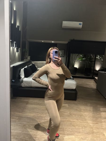  dulce y encantadora, esto nos permite pasar un momento cómodo y plancentero .
Tanto el respeto como el buen trato es muy importante 
Gracias por visitar mi perfil,encantada responderé tus mensajes y dudas