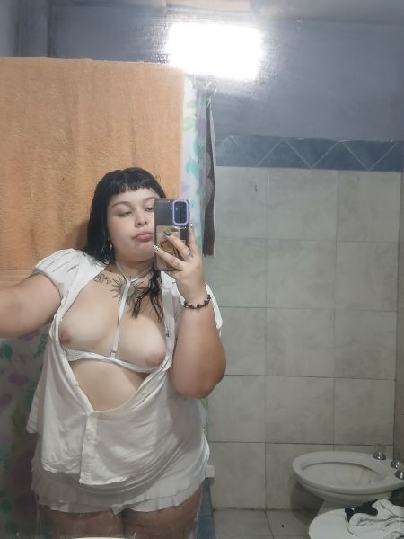 Me gusta jugar y divertirme me gusta prenderme fuego me gusta provocar y calentar y hacerlo acabar todo me gusta tocarme sin parar