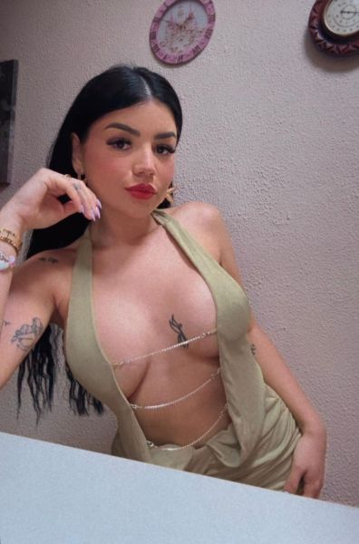 Hola soy Bea una guapa estudiante 
Delagadita con curvas y preciosa sonrisa
Soy morbosa y muy entregada en la cama , me encanta el sexo y me encantaría conocerte 
También puedo acompañarte a cenar y tomar algo pues soy una chica radicada y con clase 