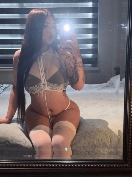 Soy una acompañante exclusiva de nivel premium. Discreta, femenina y con una presencia que cautiva. Me encanta crear momentos únicos, donde la conexión y el placer van de la mano. Si buscas algo diferente, estás en el lugar correcto
