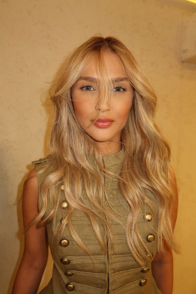 Elegante, femenina y naturalmente cautivadora. Disfruto de las buenas conversaciones, los hombres inteligentes y los momentos que se sienten diferentes. Tengo una energía suave, una mirada difícil de olvidar y una compañía que mezcla sensualidad 