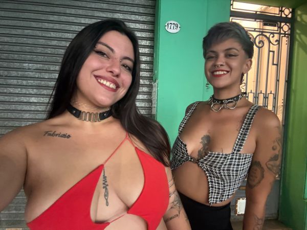 Somos Lola y Dasha, dos especialistas en hacerte disfrutar de verdad.

Dasha te vuelve loco con su boca intensa y su energía irresistible.
Lola enamora con su cuerpo perfecto, piel de porcelana y una dulzura que envuelve.

Juntas creamos una experiencia única, donde el placer y la conexión son protagonistas. 
Incluye show lésbico.

