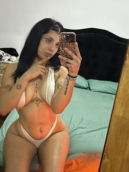 Hola amor soy Nicole  estoy en la zona de Ramos Mejía veni conocer  a la pendeja más hermosa y putita de zona oeste 
